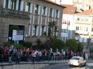 Cadea humana exixindo que o edificio se convirta en albergue municipal / Rede Social Galiza Sur