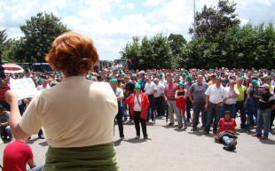 No Mercado de Amio, os gandeiros decidiron en asemblea manter os tractores aparcados até o luns