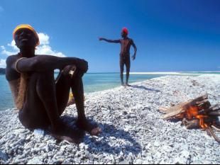 Os sentineleses foron famosos ao sobrevivir ao tsunami en 2004 (Foto: Survival International)