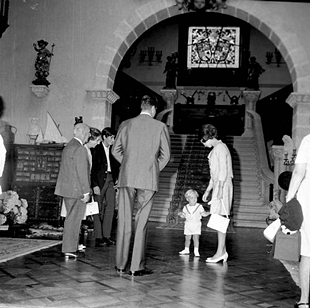 Os príncipes de Asturias, Juan Carlos e Sofía, co seu fillo Felipe son recibidos por Franco no Pazo (1971)