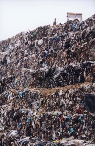 A finais de 2002,cando se tirou esta imaxe, o vertedoiro da Areosa xa acadara unha dimesión preocupante / Foto: Tempos Novos