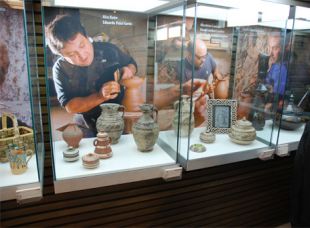 Unha imaxe da a exposición da Colección Luciano García Alén de Olería Tradicional de Galiza