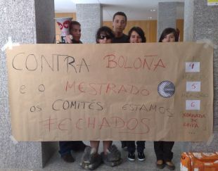 Alunos pechados en Coruña  (clic para ampliar)