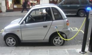 Un proxecto de coche eléctrico, recargando