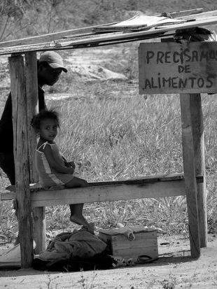 "Precisamos de alimentos", di o cartaz da imaxe, gardada por bignaked no seu Flickr