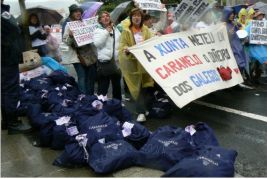 Unhas 300 traballadoras manifestáronse perante o Parlamento contra o ERE